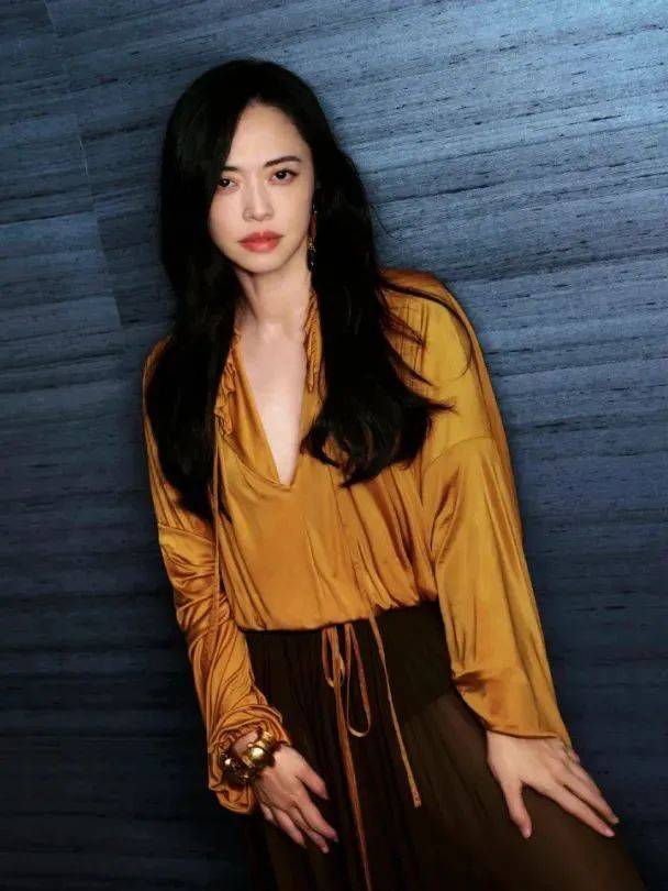 质感女人怎么都在穿这个颜色<strong></p>
<p>黄金国际价格</strong>？