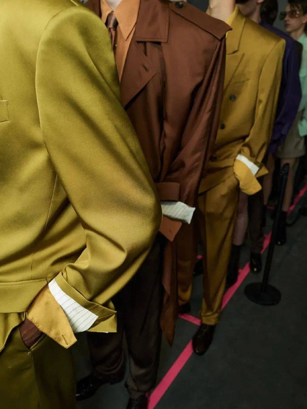 质感女人怎么都在穿这个颜色<strong></p>
<p>黄金国际价格</strong>？