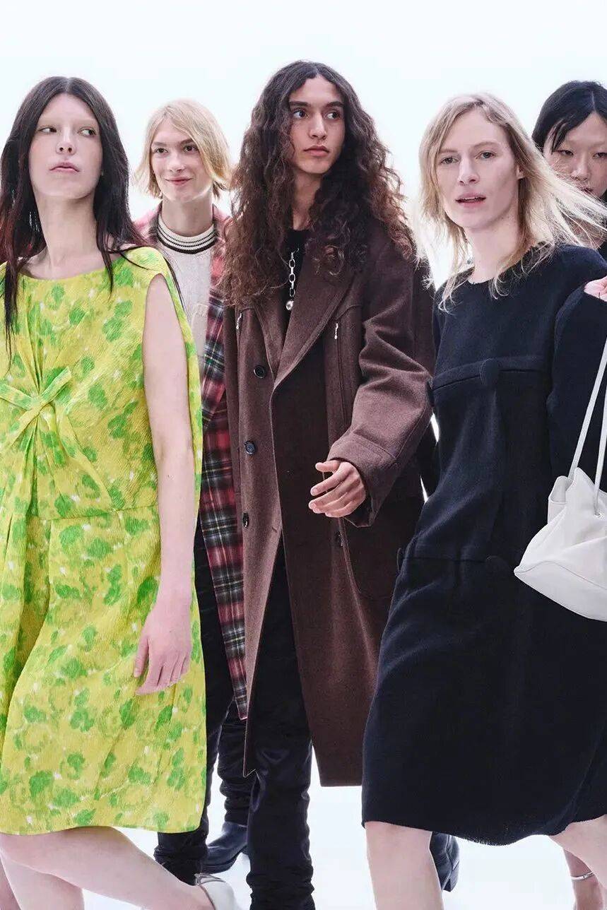 质感女人怎么都在穿这个颜色<strong></p>
<p>黄金国际价格</strong>？