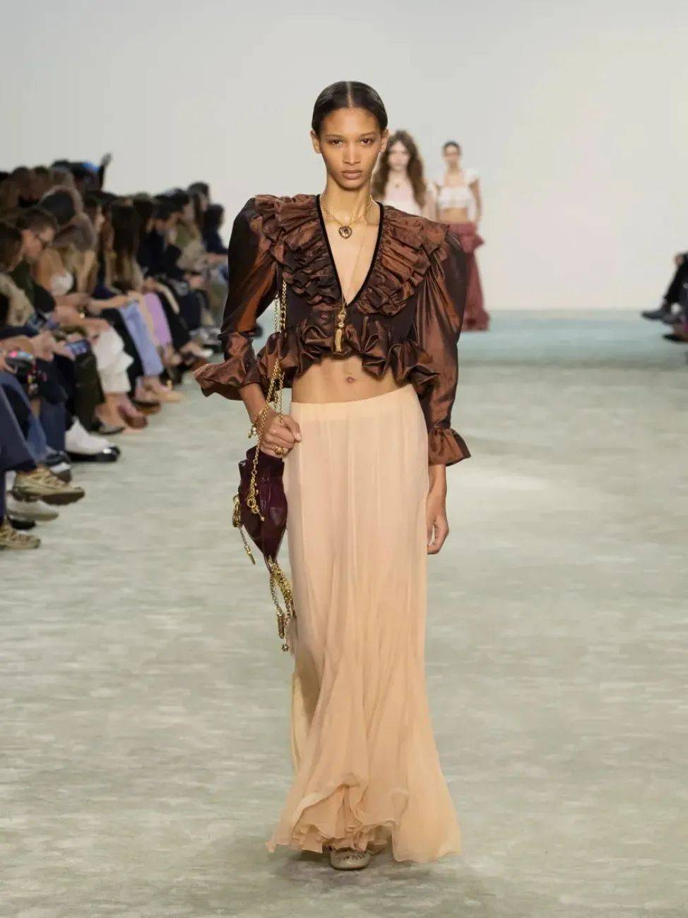 质感女人怎么都在穿这个颜色<strong></p>
<p>黄金国际价格</strong>？