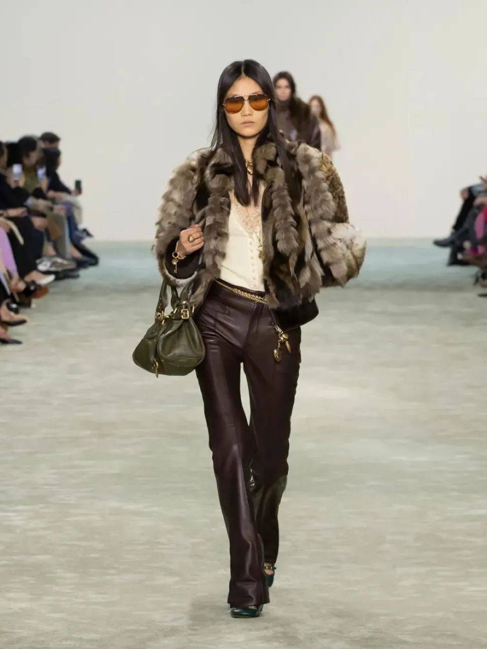 质感女人怎么都在穿这个颜色<strong></p>
<p>黄金国际价格</strong>？