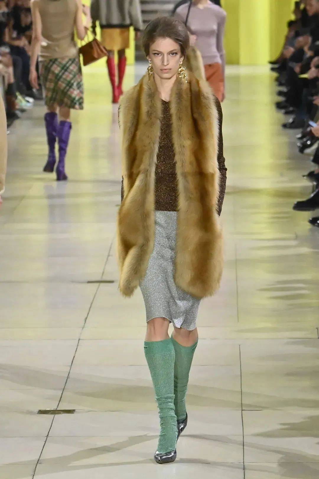 质感女人怎么都在穿这个颜色<strong></p>
<p>黄金国际价格</strong>？