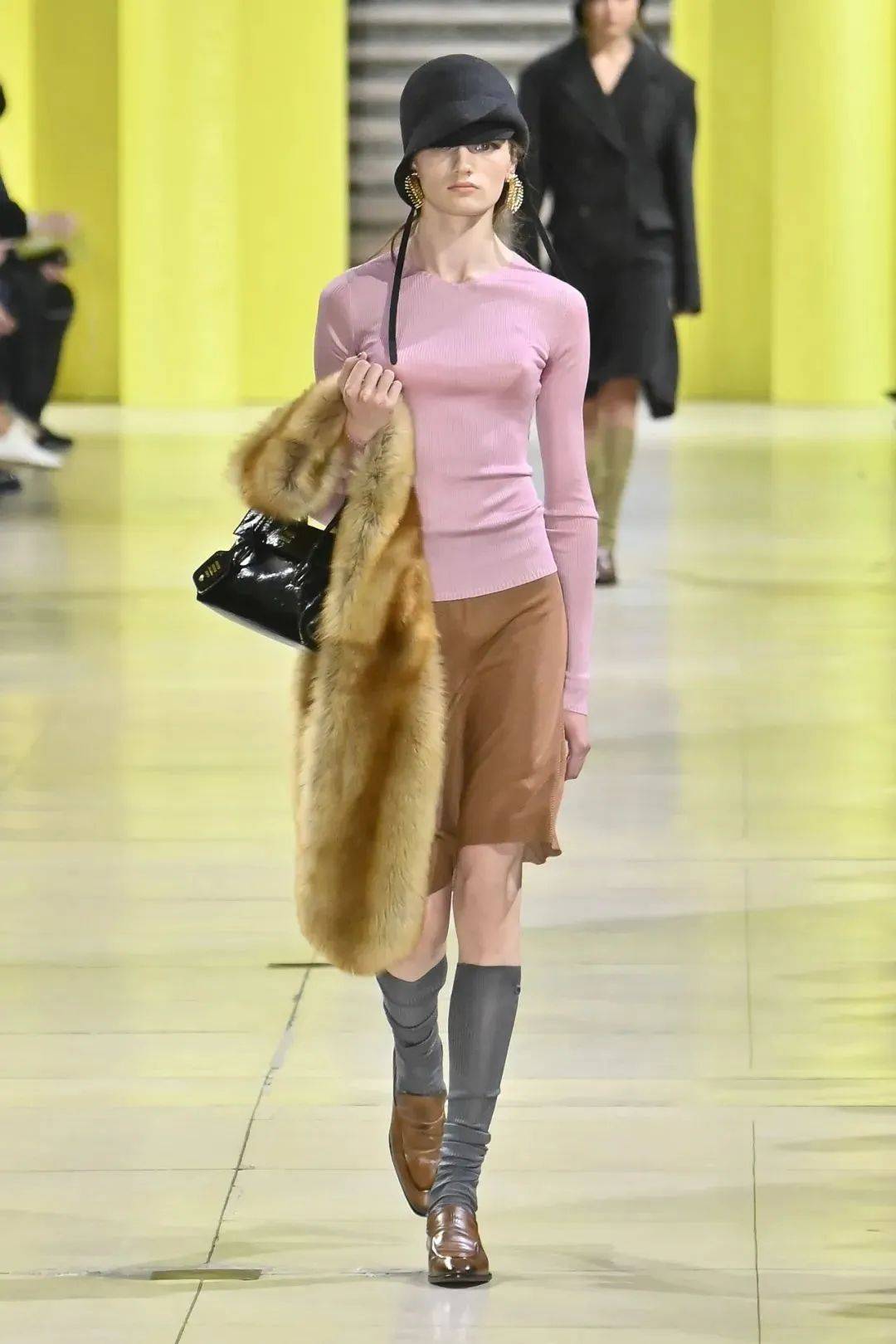 质感女人怎么都在穿这个颜色<strong></p>
<p>黄金国际价格</strong>？