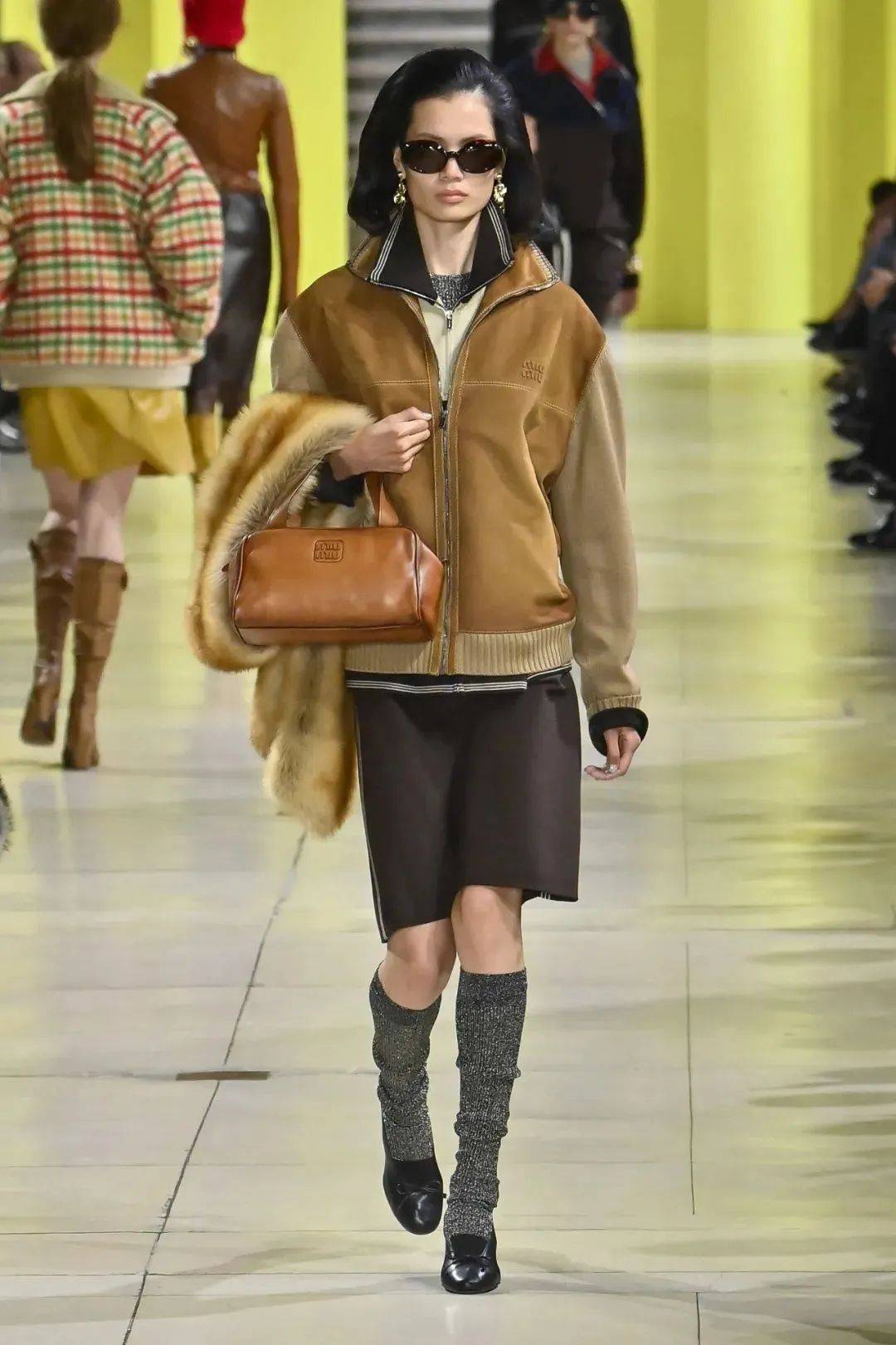 质感女人怎么都在穿这个颜色<strong></p>
<p>黄金国际价格</strong>？