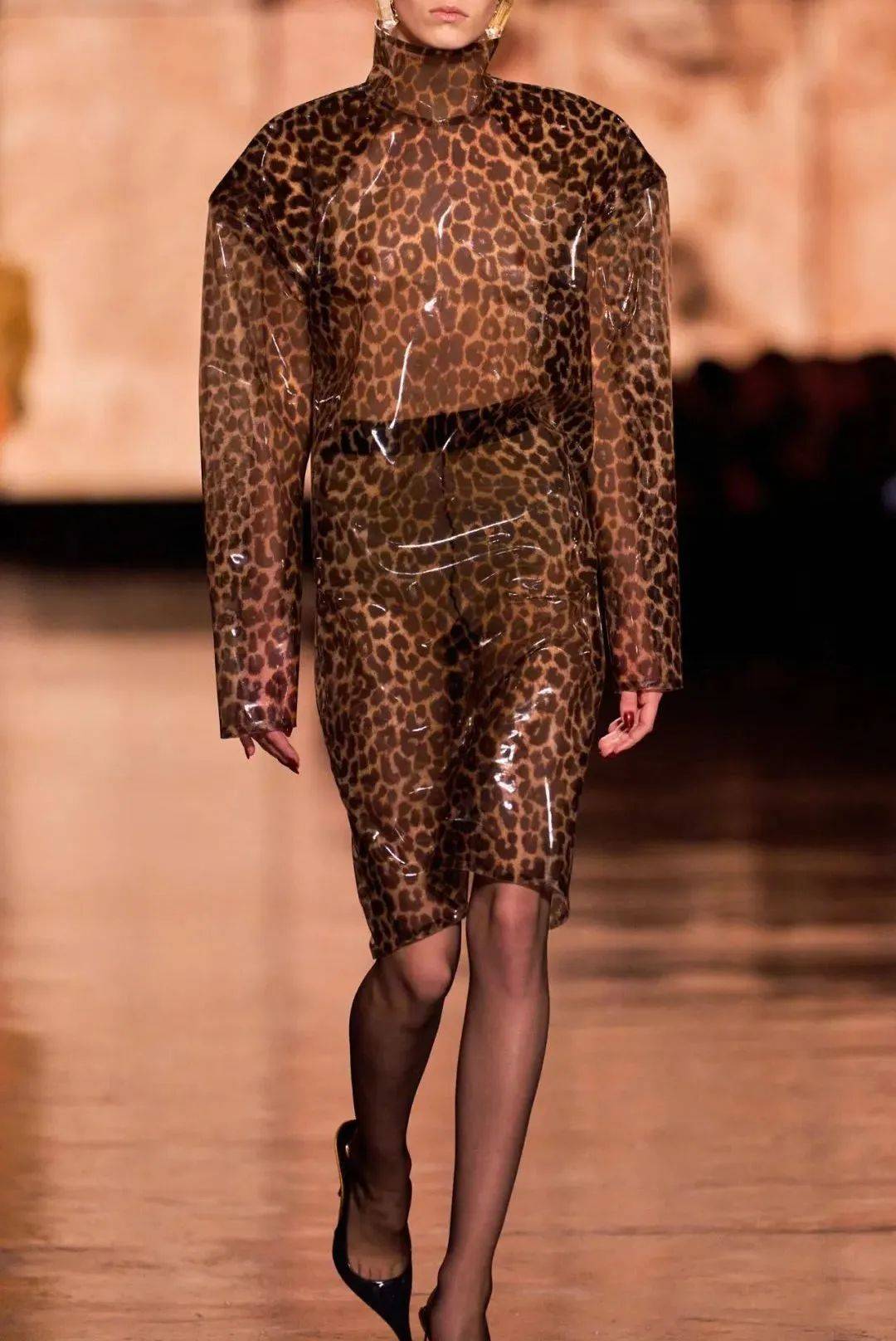 质感女人怎么都在穿这个颜色<strong></p>
<p>黄金国际价格</strong>？