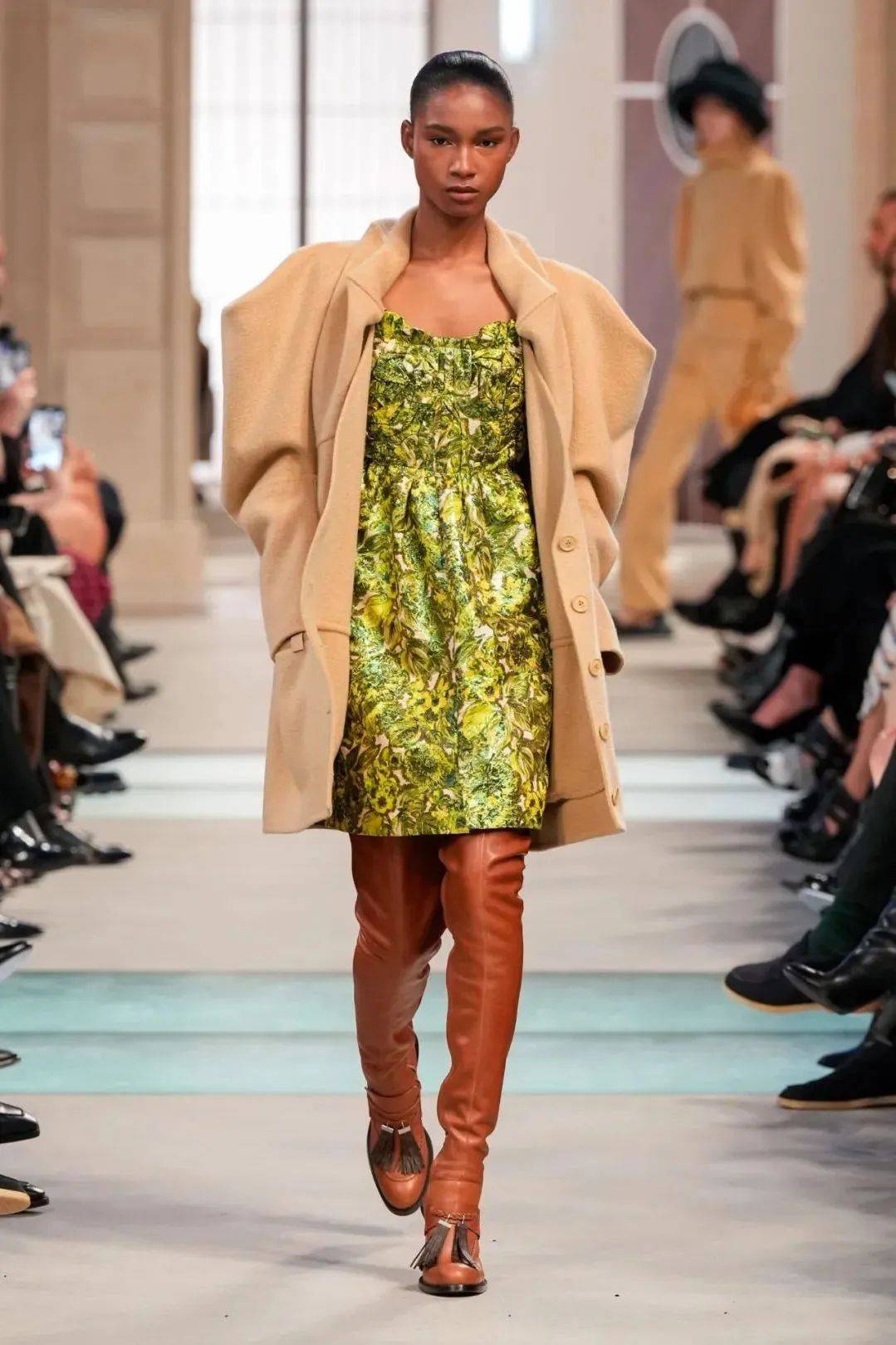 质感女人怎么都在穿这个颜色<strong></p>
<p>黄金国际价格</strong>？