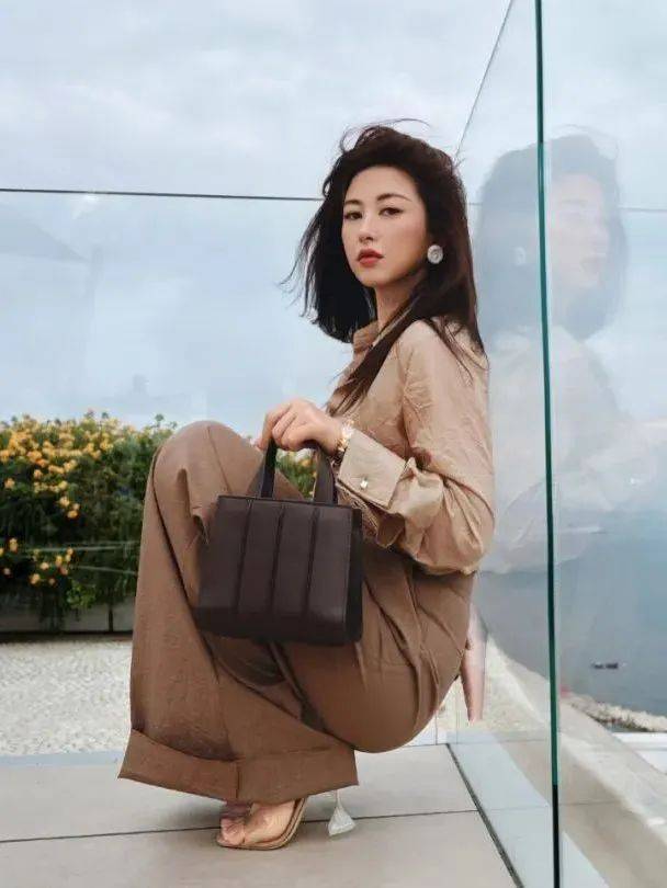 质感女人怎么都在穿这个颜色<strong></p>
<p>黄金国际价格</strong>？