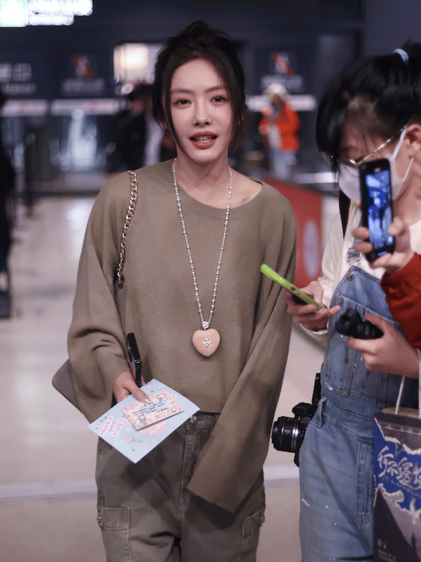 质感女人怎么都在穿这个颜色<strong></p>
<p>黄金国际价格</strong>？