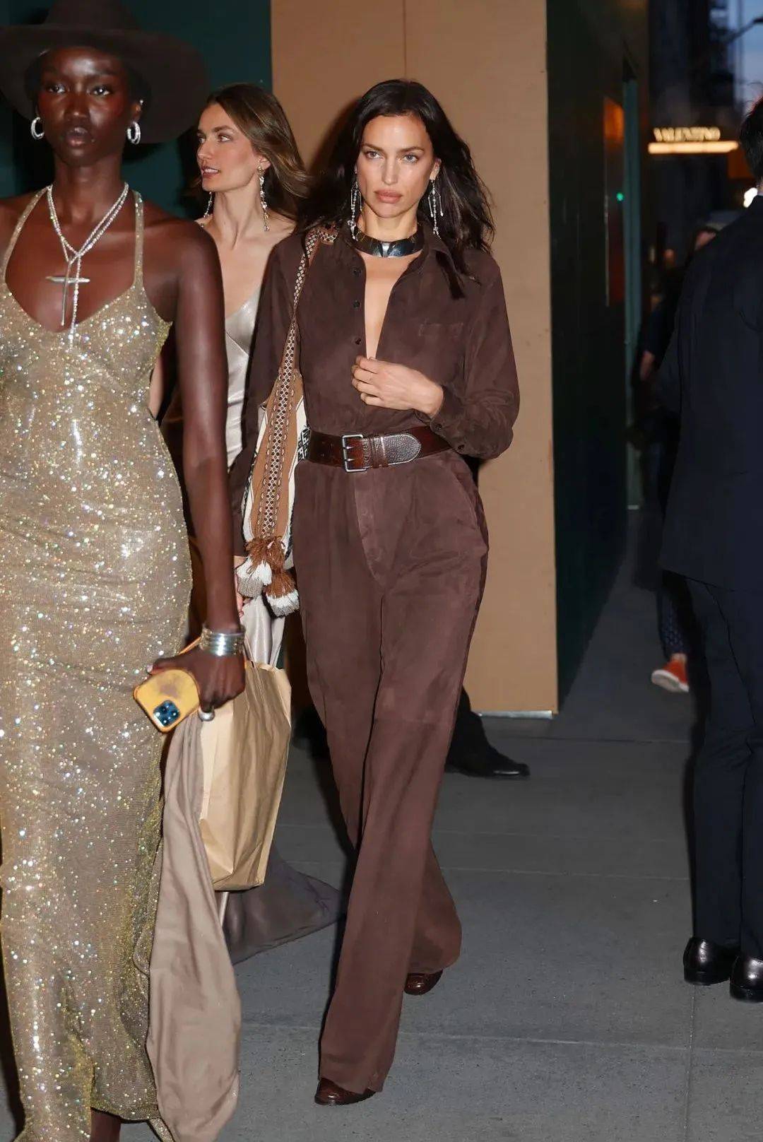 质感女人怎么都在穿这个颜色<strong></p>
<p>黄金国际价格</strong>？