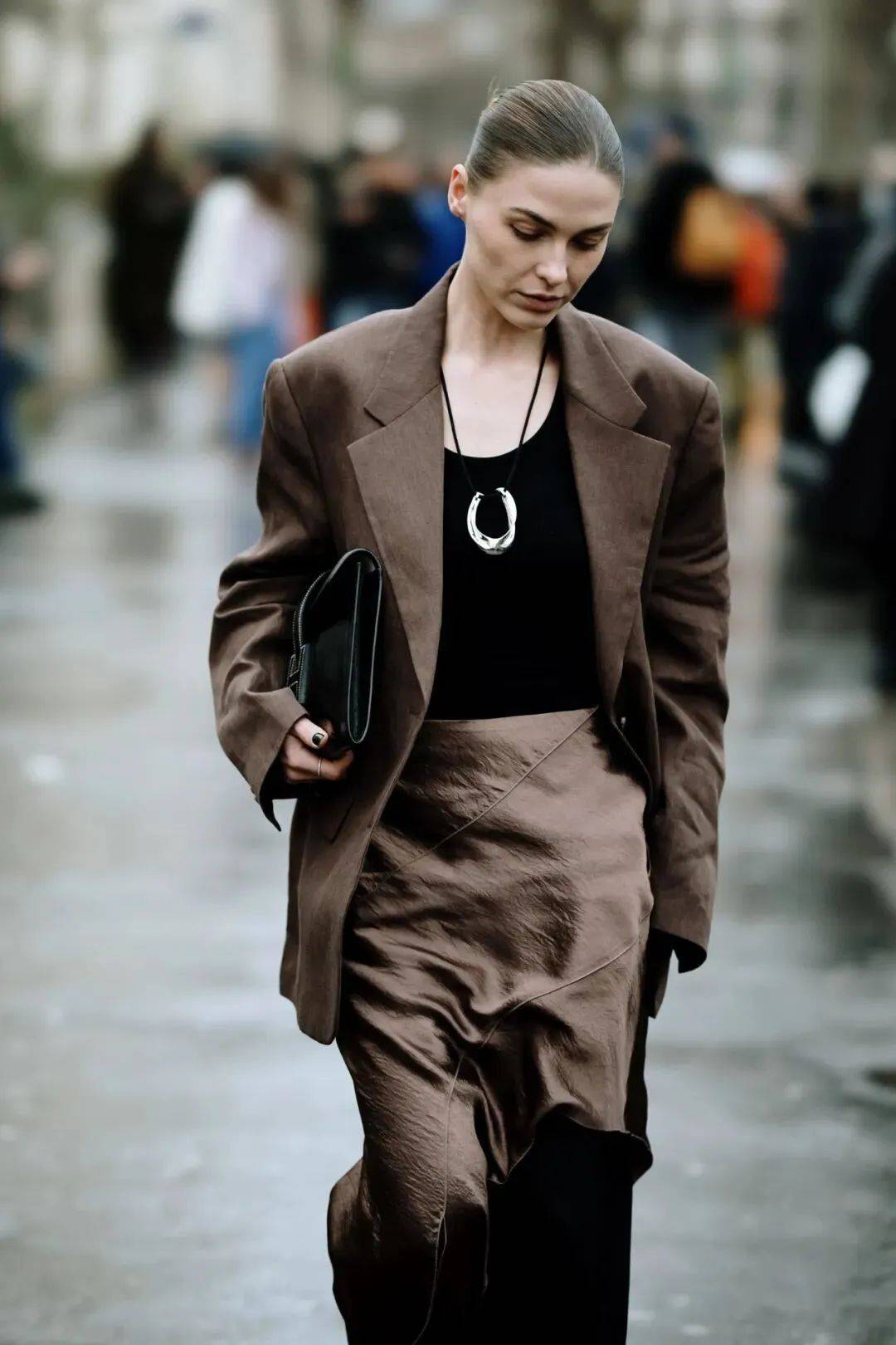 质感女人怎么都在穿这个颜色<strong></p>
<p>黄金国际价格</strong>？