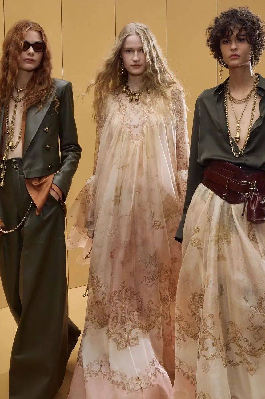 质感女人怎么都在穿这个颜色<strong></p>
<p>黄金国际价格</strong>？