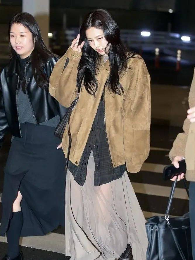 质感女人怎么都在穿这个颜色<strong></p>
<p>黄金国际价格</strong>？