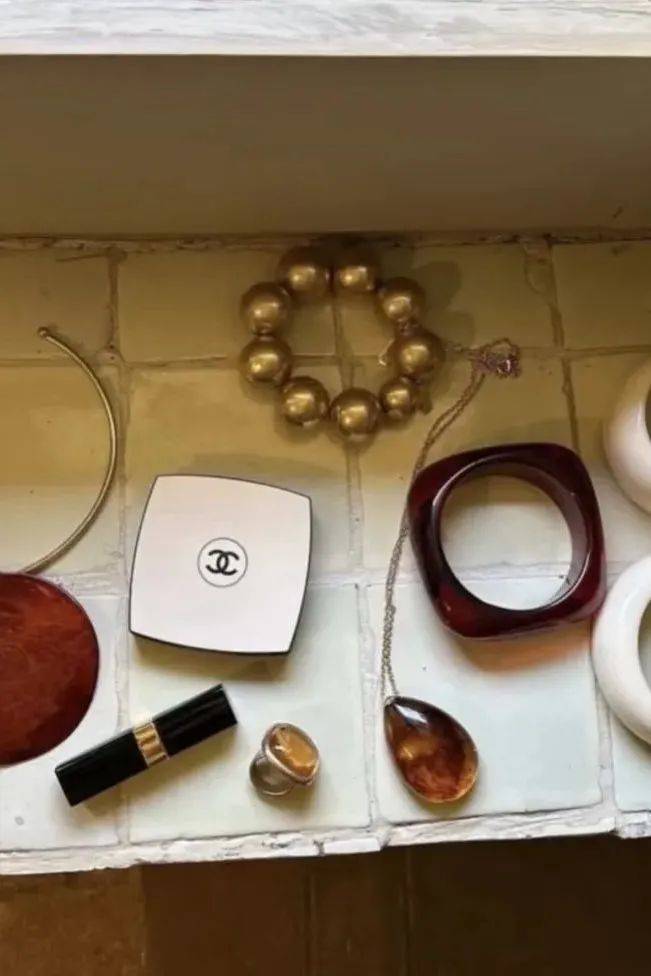 质感女人怎么都在穿这个颜色<strong></p>
<p>黄金国际价格</strong>？