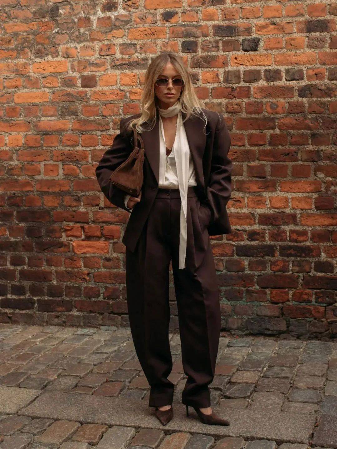 质感女人怎么都在穿这个颜色<strong></p>
<p>黄金国际价格</strong>？