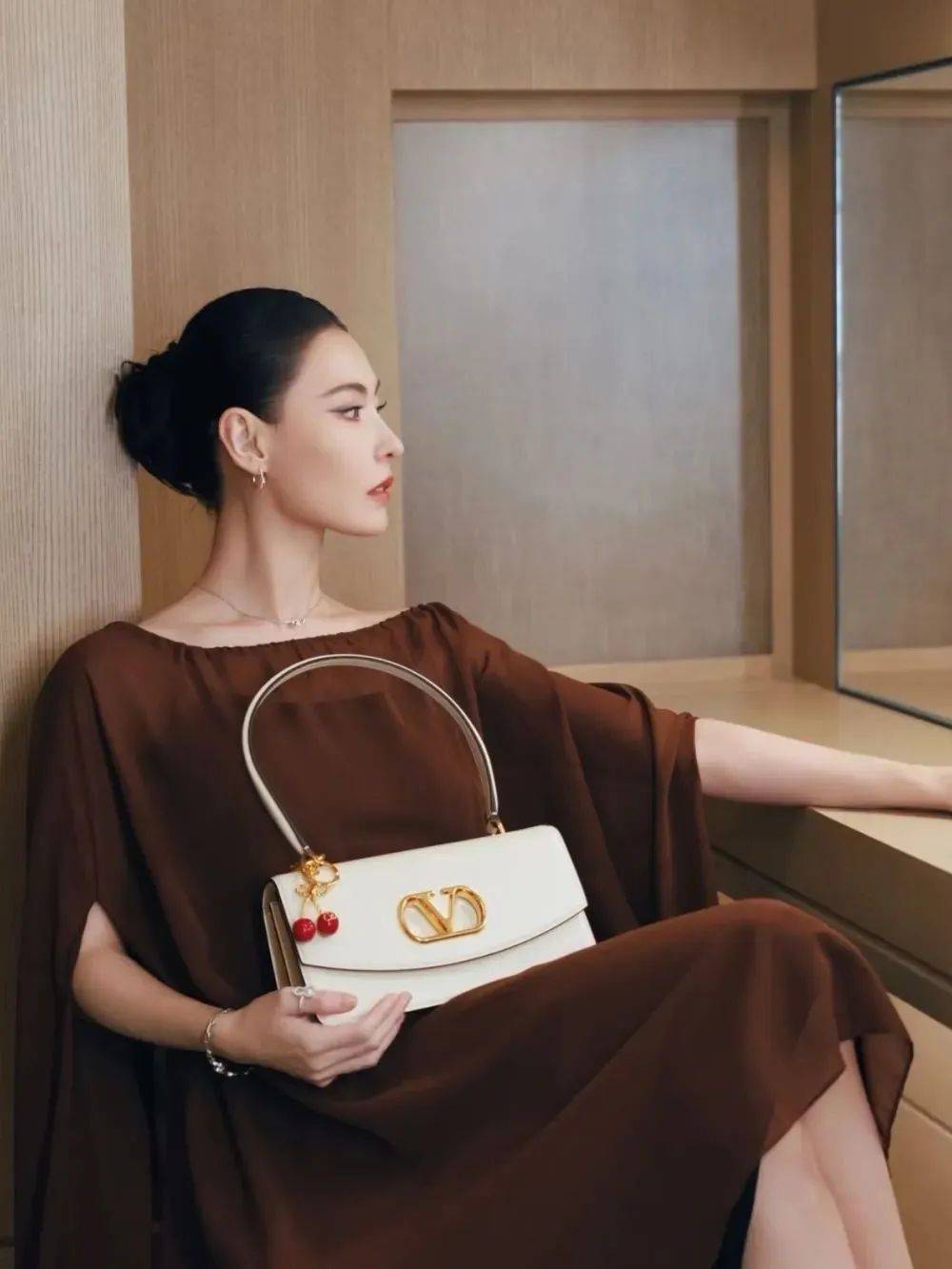 质感女人怎么都在穿这个颜色<strong></p>
<p>黄金国际价格</strong>？