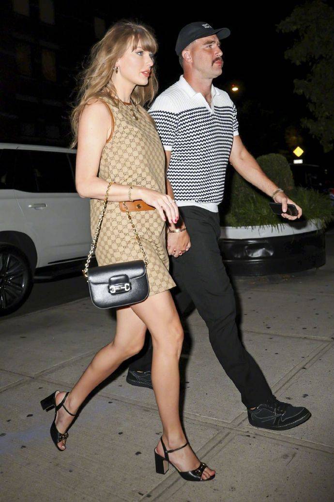 天后霉霉与运动员男友订婚<strong></p>
<p>黄金国际价格</strong>，戴百万钻戒配卡地亚腕表，官宣照含金量略高！