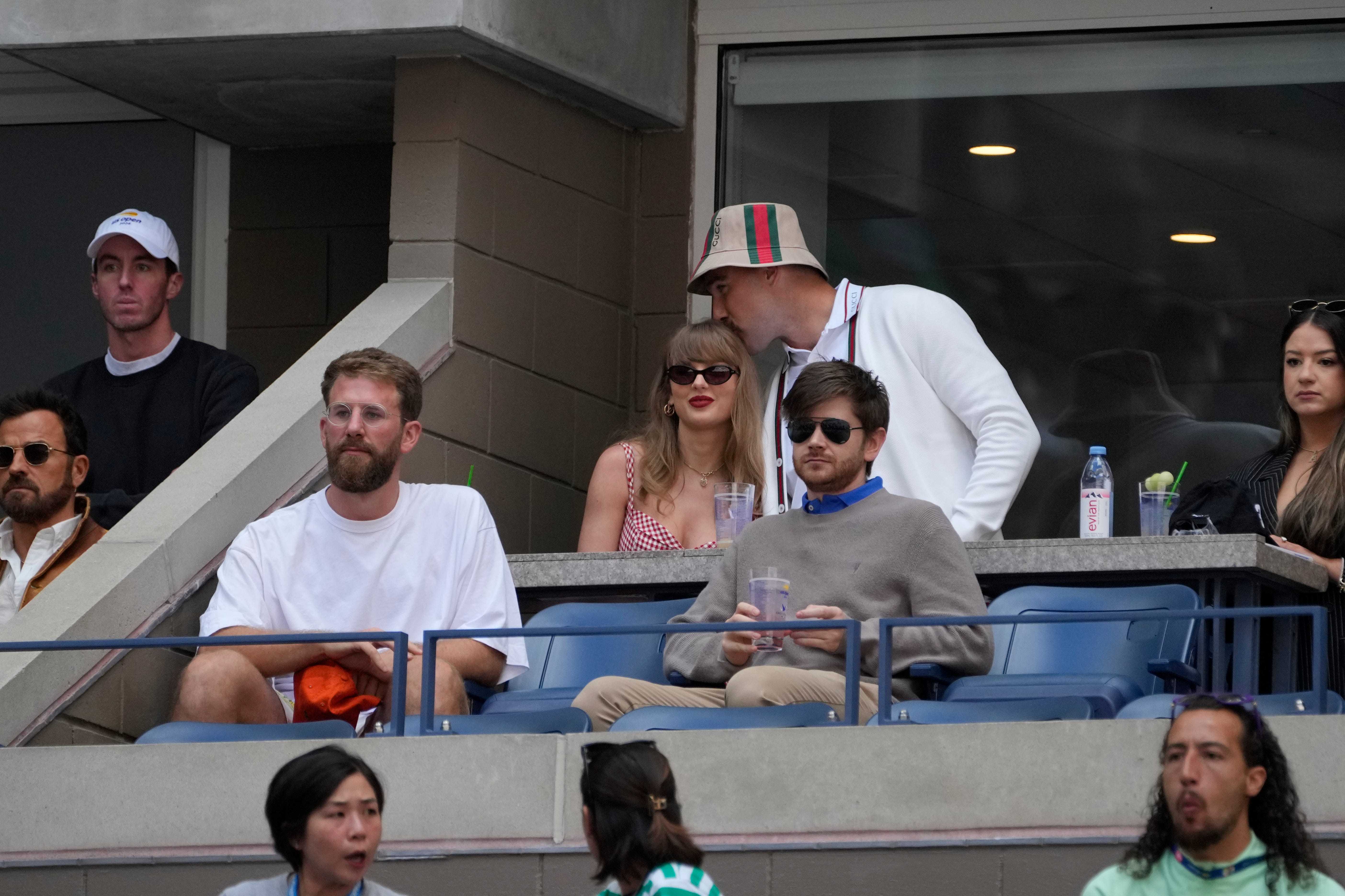 天后霉霉与运动员男友订婚<strong></p>
<p>黄金国际价格</strong>，戴百万钻戒配卡地亚腕表，官宣照含金量略高！