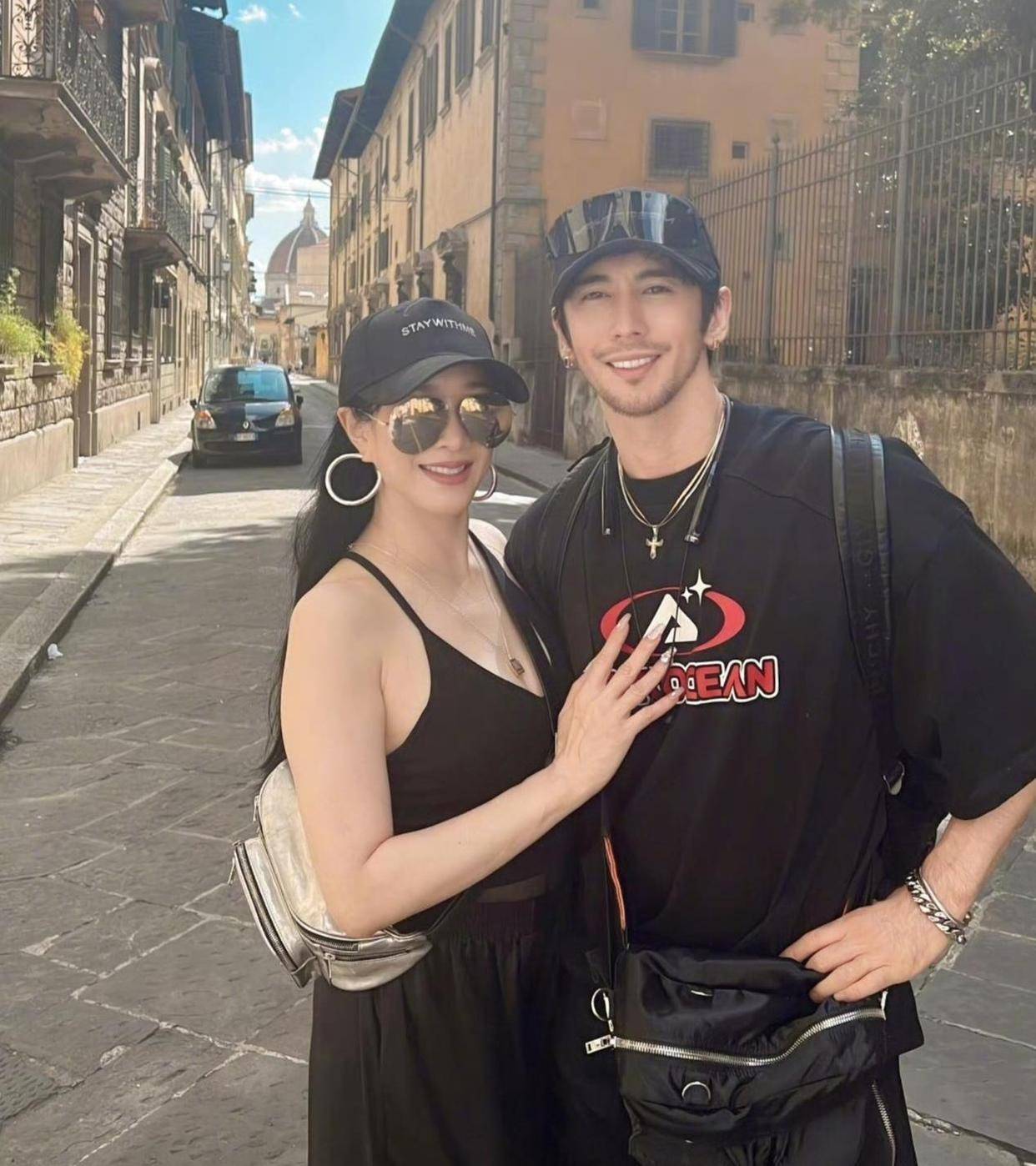 考古|张伦硕称张维伊像以前的自己 <strong></p>
<p>黄金国际价格</strong>,曾娶大11岁钟丽缇被嘲,如今成为重组家庭中教科书般的男人?