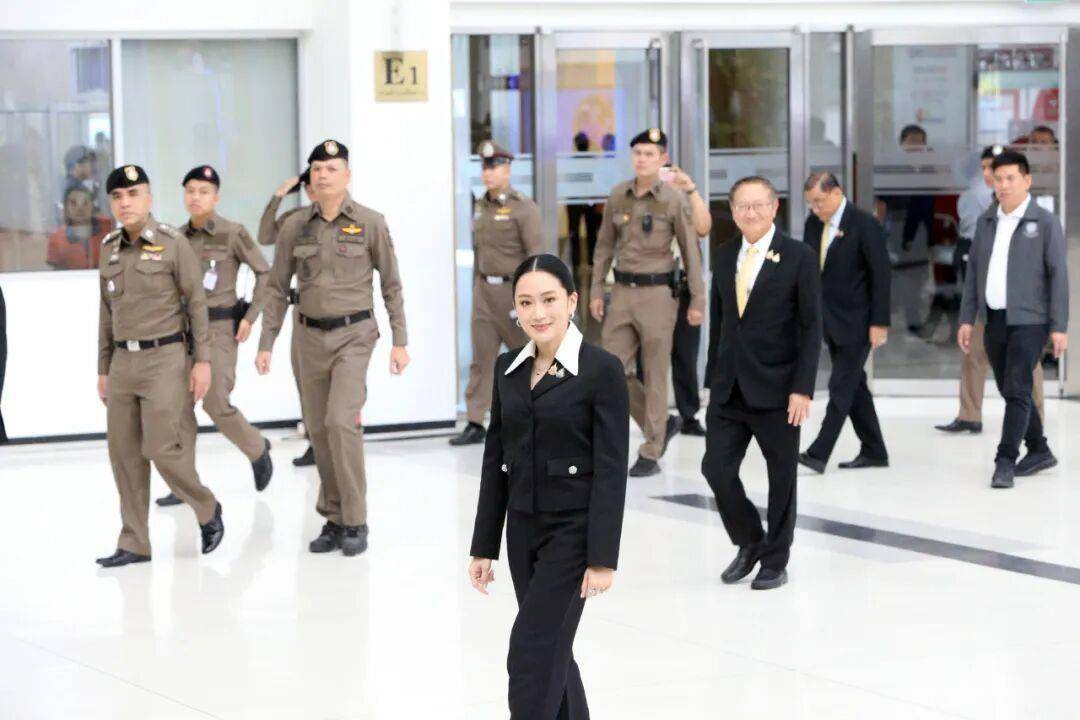 刚刚<strong></p>
<p>黄金</strong>,泰国法院判定违宪!39岁佩通坦即日起解职