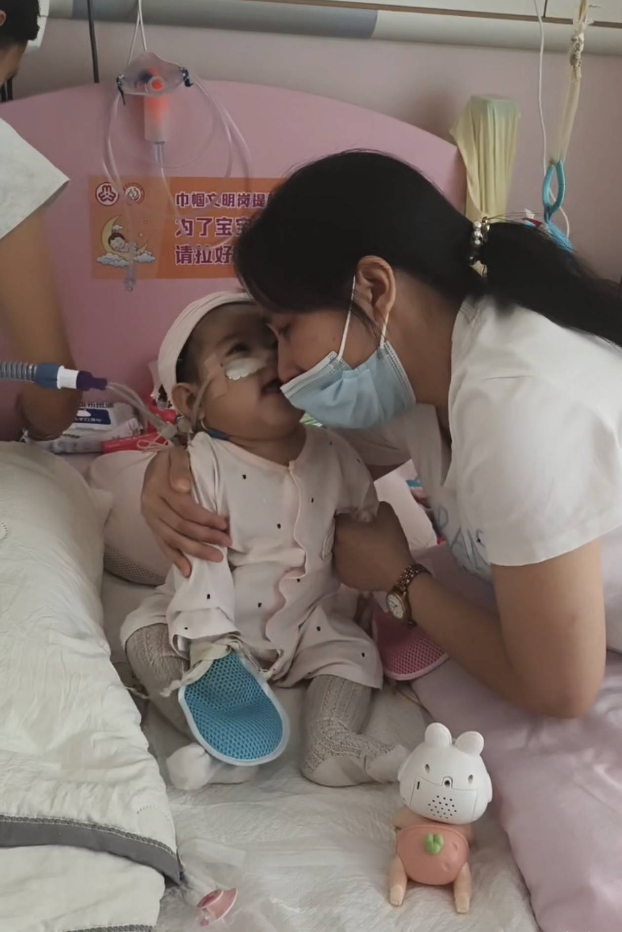 奶奶在哭<strong></p>
<p>黄金</strong>,宝宝在笑!40天女婴重病,00后父亲割肝救女,术后这一幕让网友泪奔