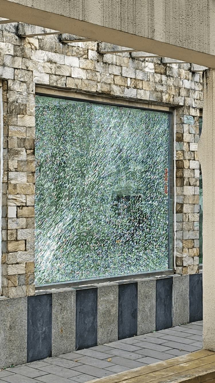 成都动物园山魈“暴走”用石头砸碎馆舍玻璃<strong></p>
<p>黄金</strong>,园方:属实,将评估是否移除小石头