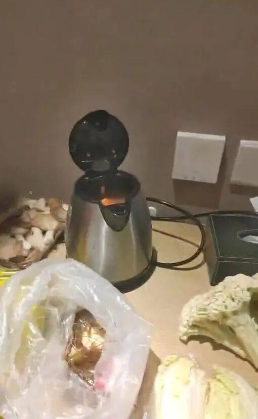 男子发视频“炫耀”用客房水壶煮火锅<strong></p>
<p>黄金</strong>,当事酒店回应