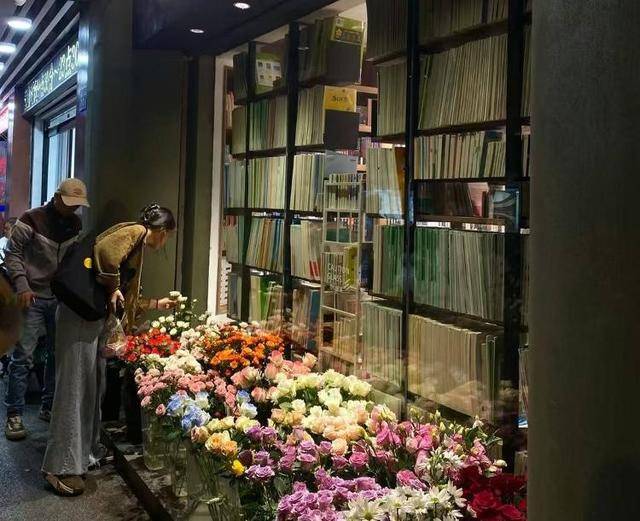 七夕不送玫瑰改送花菜<strong></p>
<p>黄金</strong>!这一届年轻人“反套路”重新定义浪漫