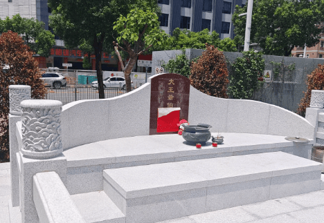 网传一小区建坟墓，街道正进一步核查和处置