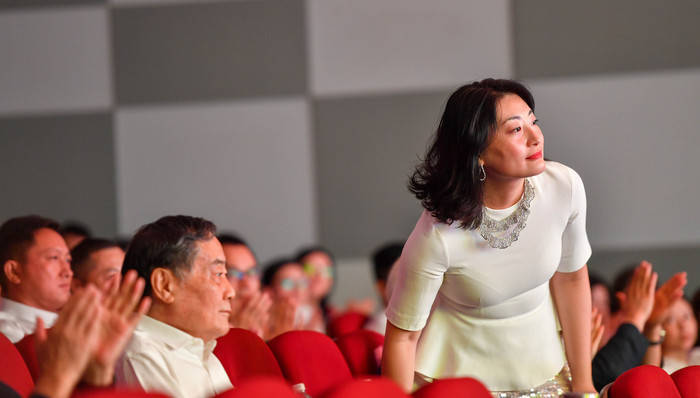 商业头条No.89 | 专访宗馥莉:做一个“追赶者”<strong></p>
<p>黄金</strong>,不急于证明自己