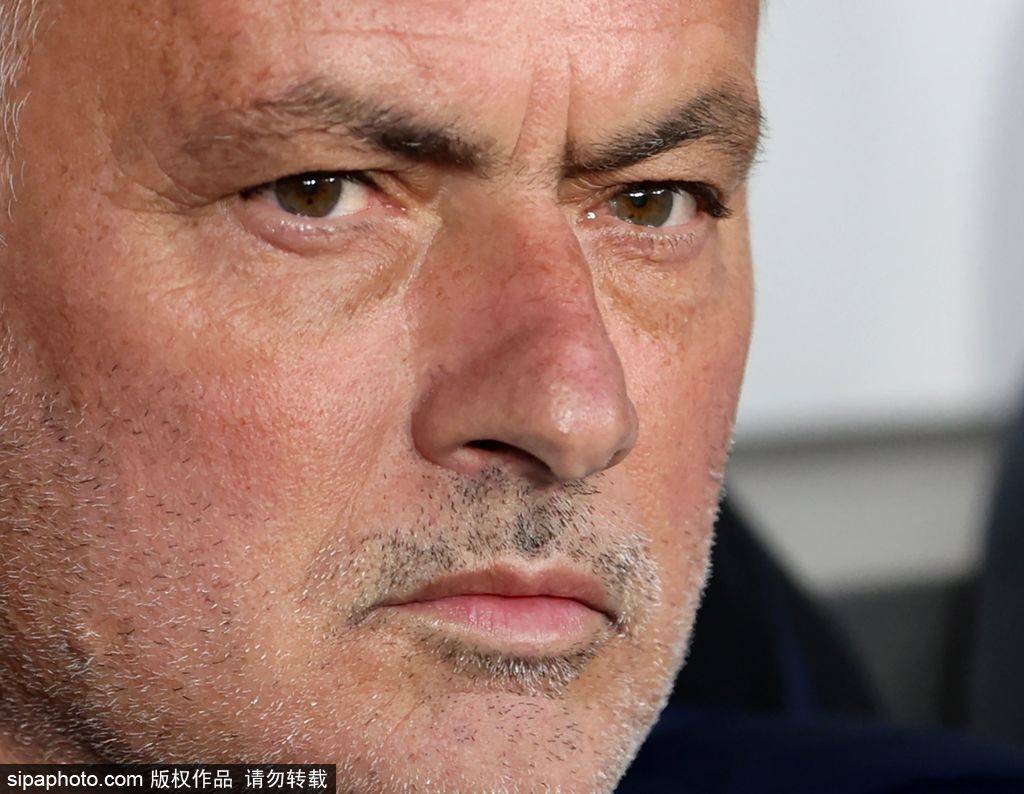 穆帅提前解约：费内巴切的教练更迭与薪酬背后的故事