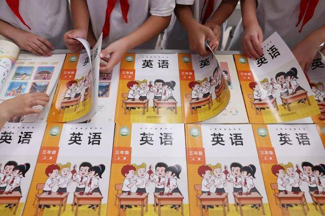 新版英语教材“难出圈”<strong></p>
<p>黄金</strong>？三大出版社回应