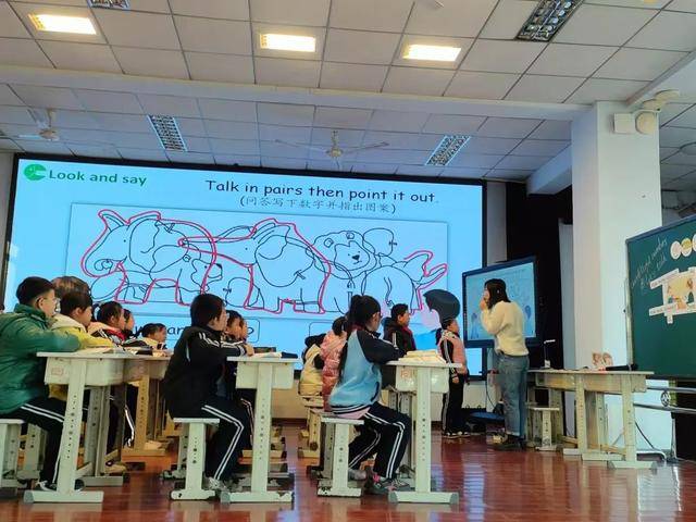 新版英语教材“难出圈”<strong></p>
<p>黄金</strong>？三大出版社回应