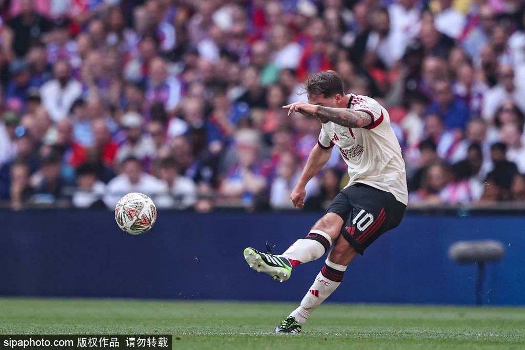 转会费1.5亿欧+签约6年！顶级中锋终于下树了，利物浦喜迎新星伊萨克！