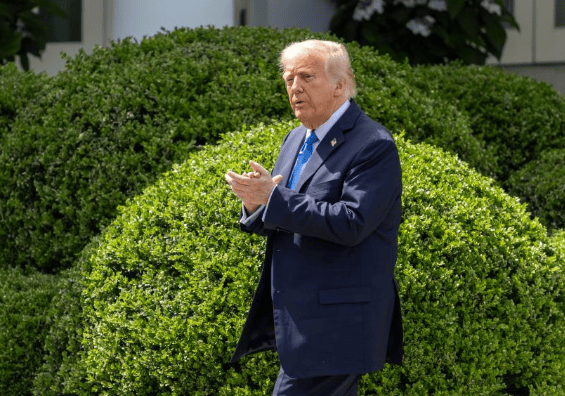 除了降半旗哀悼，特朗普已经毫无办法？美本土突然传出枪响，事情彻底闹大了