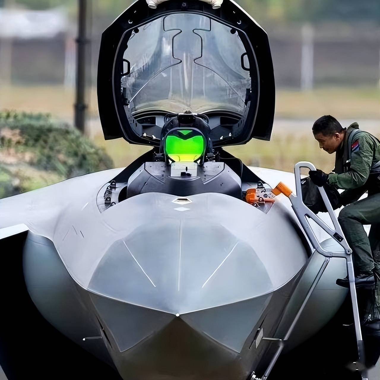 中航官宣歼-20S性能升级<strong></p>
<p>白银</strong>，不仅飞得更远，更要改写空战规则