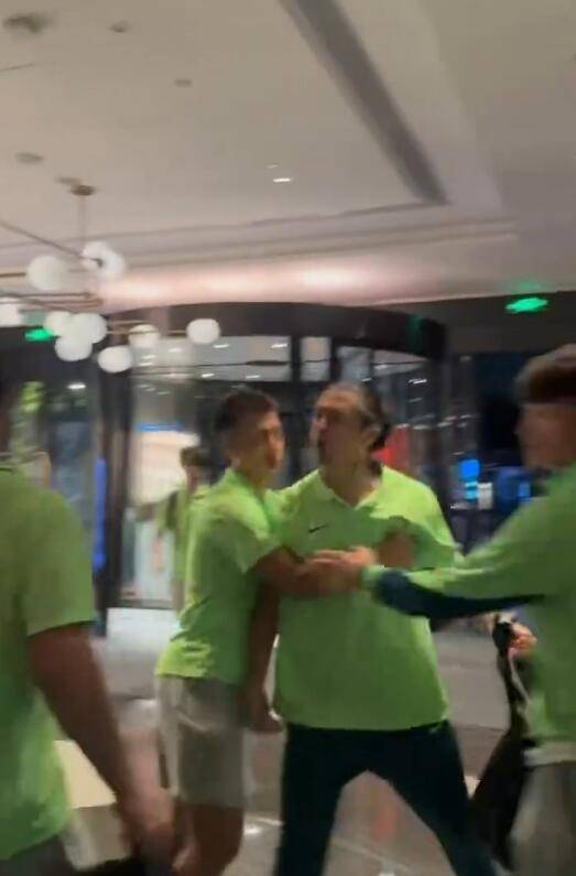 回放王刚张玉宁与国安球迷冲突 冲出电梯愤怒对喷(图)