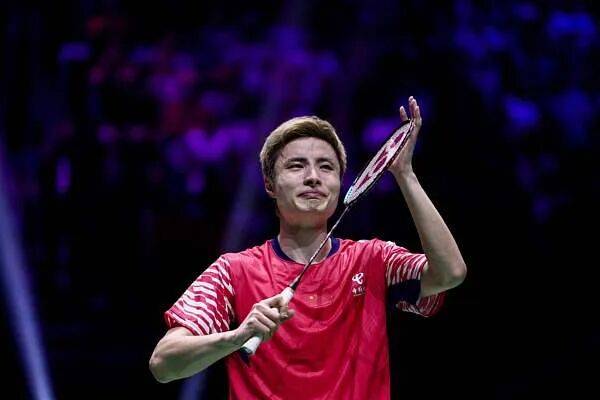 祝贺!石宇奇2比1逆转昆拉武特<strong></p>
<p>白银</strong>,获得羽毛球世锦赛男单冠军!