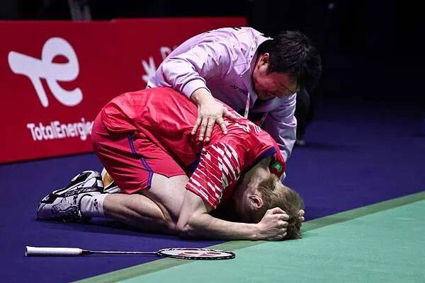 祝贺!石宇奇2比1逆转昆拉武特<strong></p>
<p>白银</strong>,获得羽毛球世锦赛男单冠军!