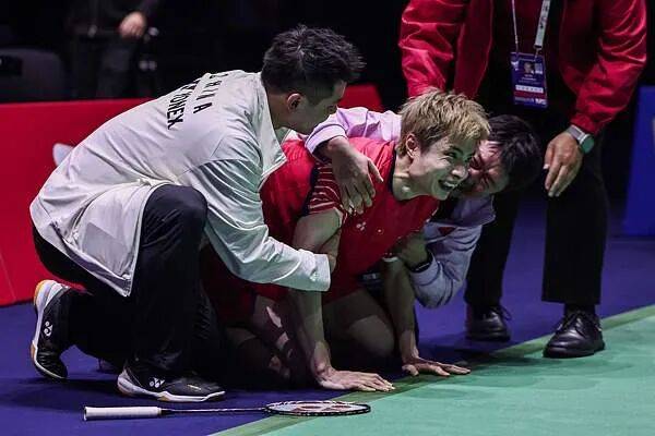 祝贺!石宇奇2比1逆转昆拉武特<strong></p>
<p>白银</strong>,获得羽毛球世锦赛男单冠军!