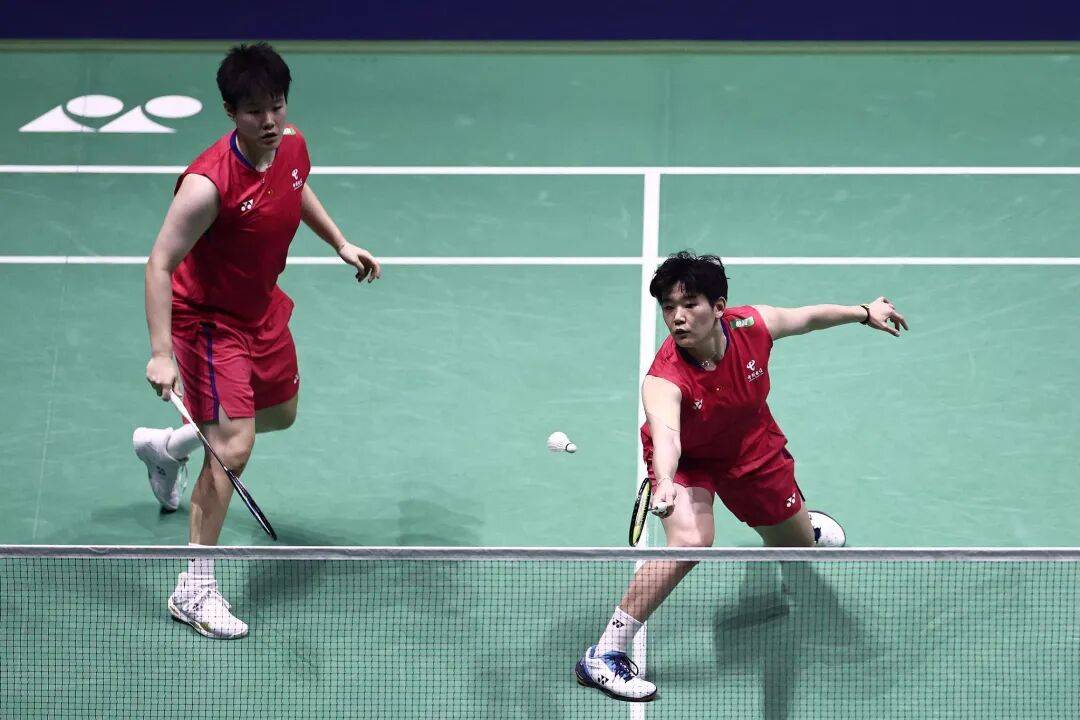 祝贺!石宇奇2比1逆转昆拉武特<strong></p>
<p>白银</strong>,获得羽毛球世锦赛男单冠军!