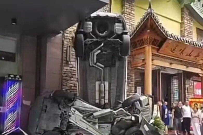 车辆失控驶入路边停车位致1死2伤<strong></p>
<p>白银</strong>，警方通报