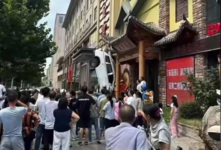 车辆失控驶入路边停车位致1死2伤<strong></p>
<p>白银</strong>，警方通报