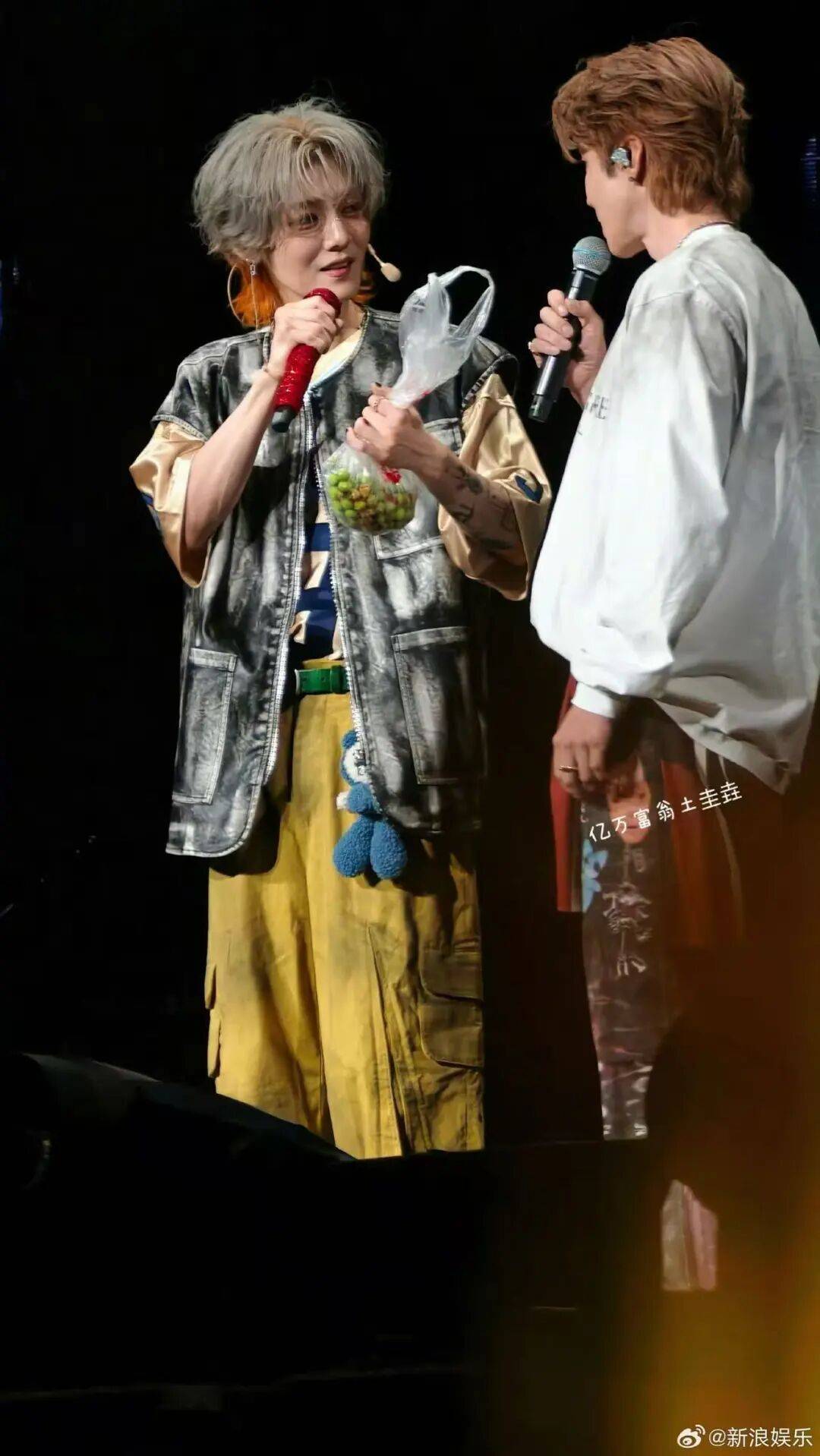 鹿晗拿走路人莲子误以为是粉丝礼物<strong></p>
<p>icu</strong>，当事人：请好好享用，希望鹿哥吃得开心！