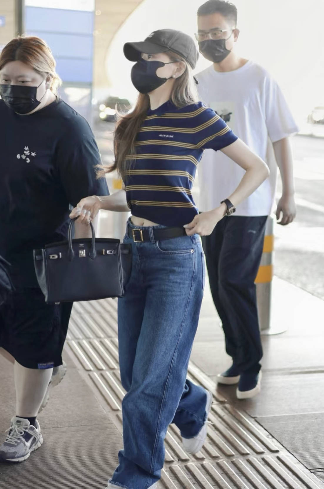 50岁佘诗曼机场街拍秀蛮腰身材绝了<strong></p>
<p>icu</strong>!王心凌同样穿法重返18岁