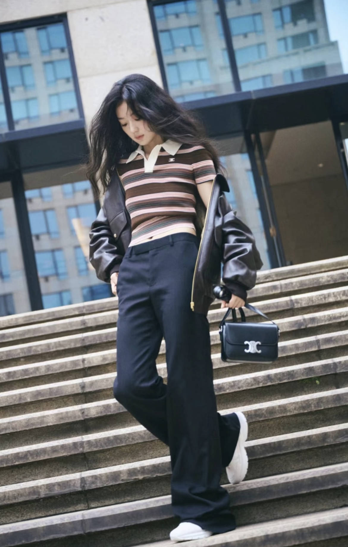 50岁佘诗曼机场街拍秀蛮腰身材绝了<strong></p>
<p>icu</strong>!王心凌同样穿法重返18岁