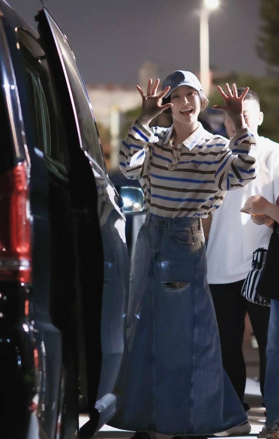 50岁佘诗曼机场街拍秀蛮腰身材绝了<strong></p>
<p>icu</strong>!王心凌同样穿法重返18岁