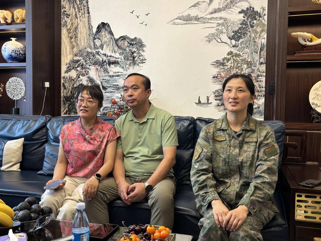 抗战胜利80周年大阅兵民兵方阵<strong></p>
<p>聚查</strong>,有两名女生来自无锡地区