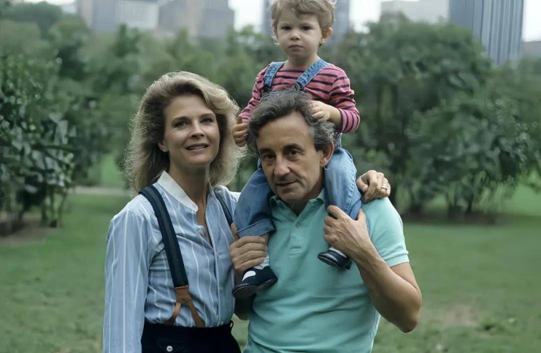 年近四十<strong></p>
<p>聚查</strong>，二孩妈妈，不骨感不时髦，却成了女魔头接班人