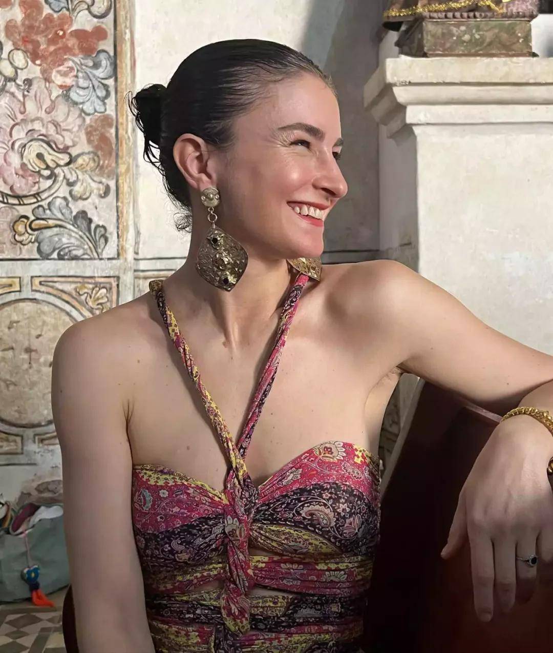 年近四十<strong></p>
<p>聚查</strong>，二孩妈妈，不骨感不时髦，却成了女魔头接班人