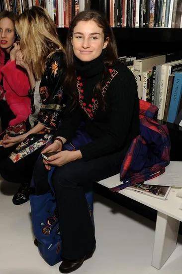 年近四十<strong></p>
<p>聚查</strong>，二孩妈妈，不骨感不时髦，却成了女魔头接班人